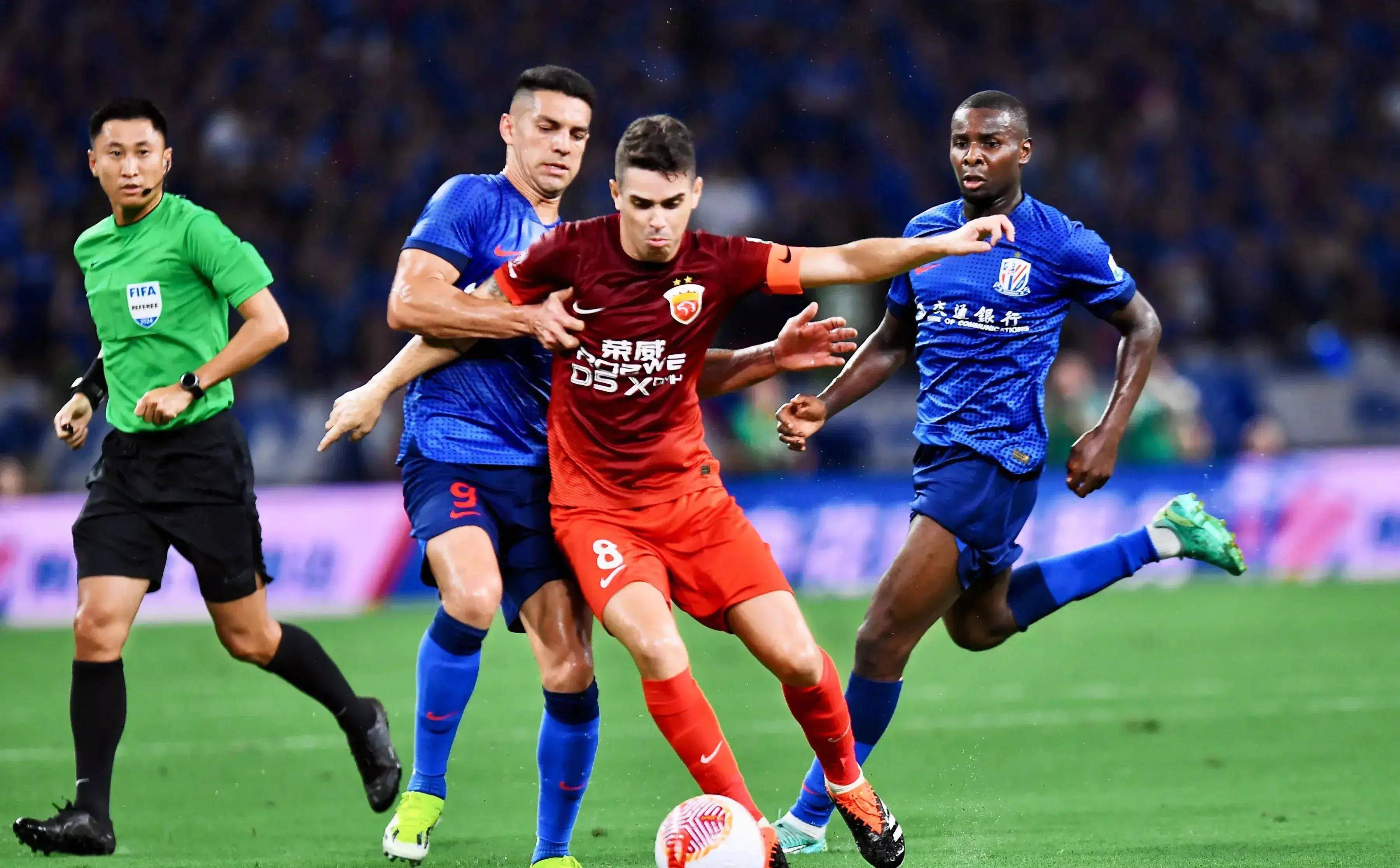 实力悬殊的球队在比赛中展现出顽强进攻 实力悬殊的球队在比赛中展现出顽强进攻