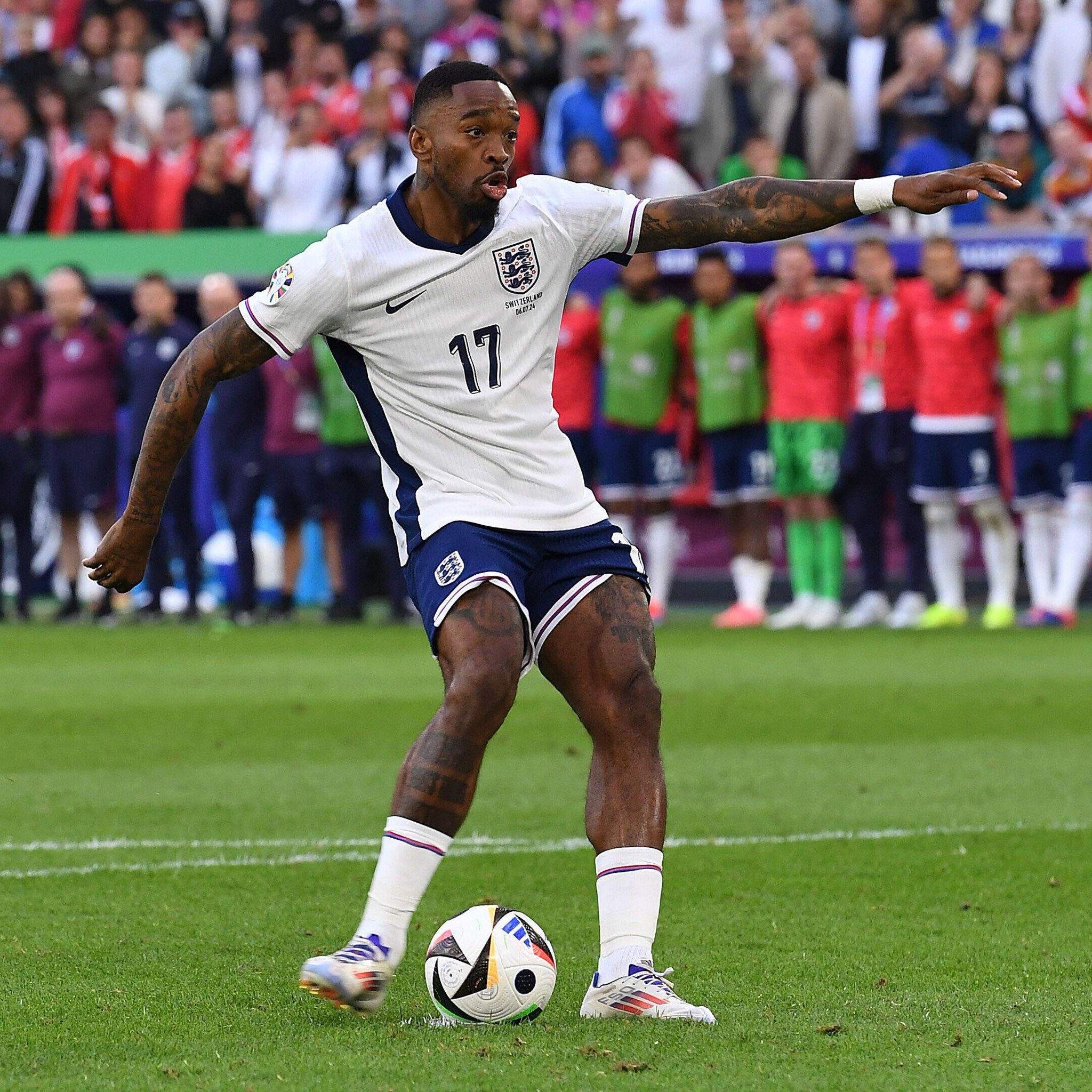 关于罚球时球员左脚射门，轻松得手的信息