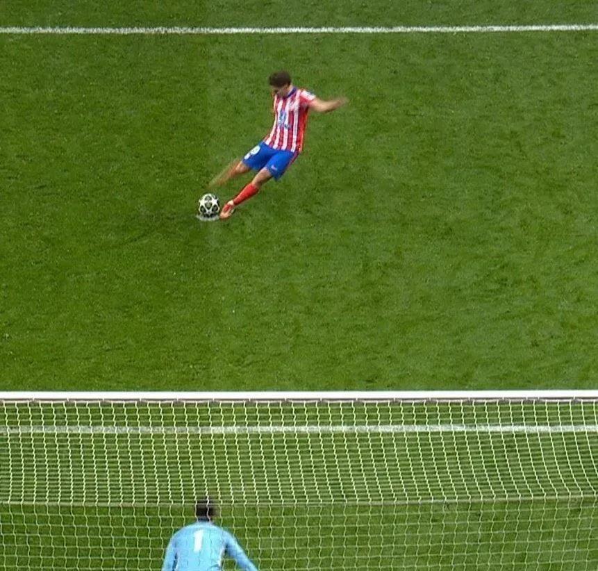 关于罚球时球员左脚射门，轻松得手的信息