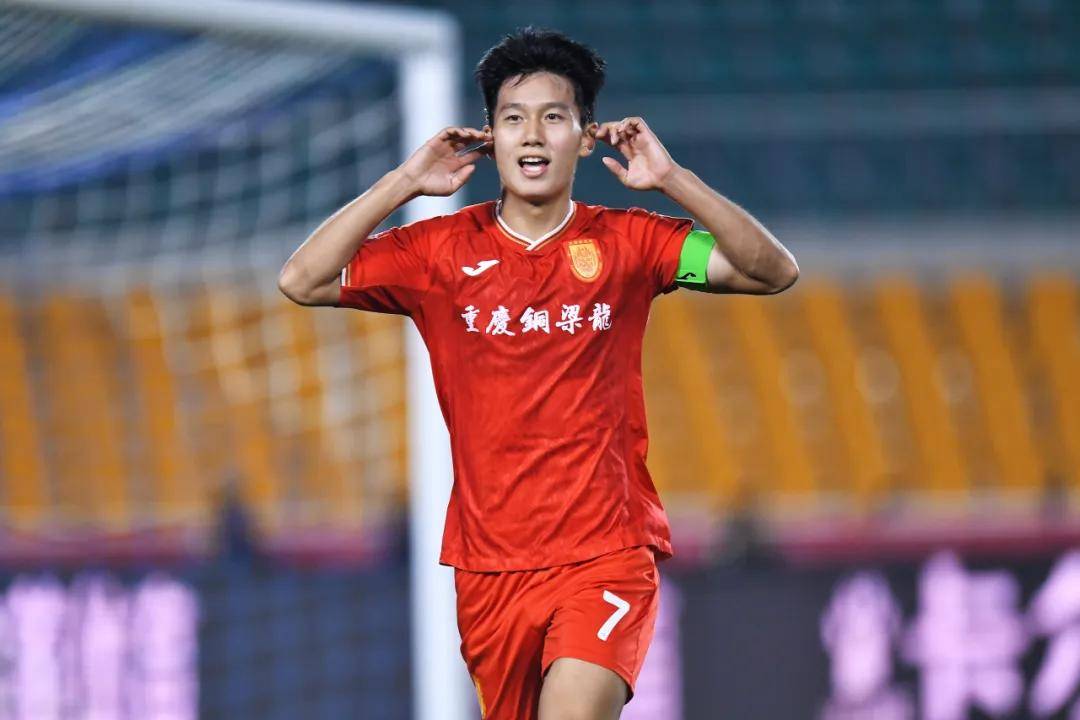 九游娱乐官网入口-足球联赛中一位新秀球员展现出色实力