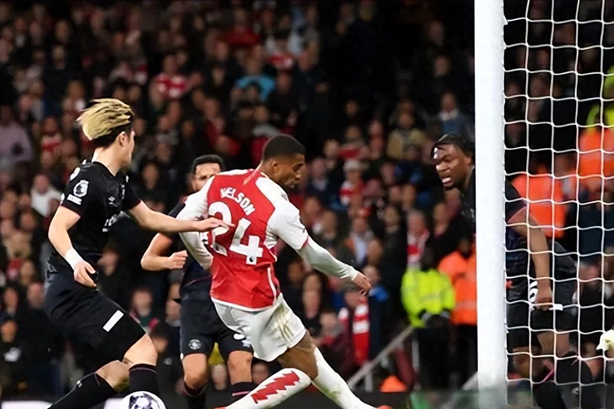 阿森纳球队迎来历史性背景赛事,球迷热情追捧的简单介绍 阿森纳球队迎来历史性背景赛事,球迷热情追捧的简单介绍